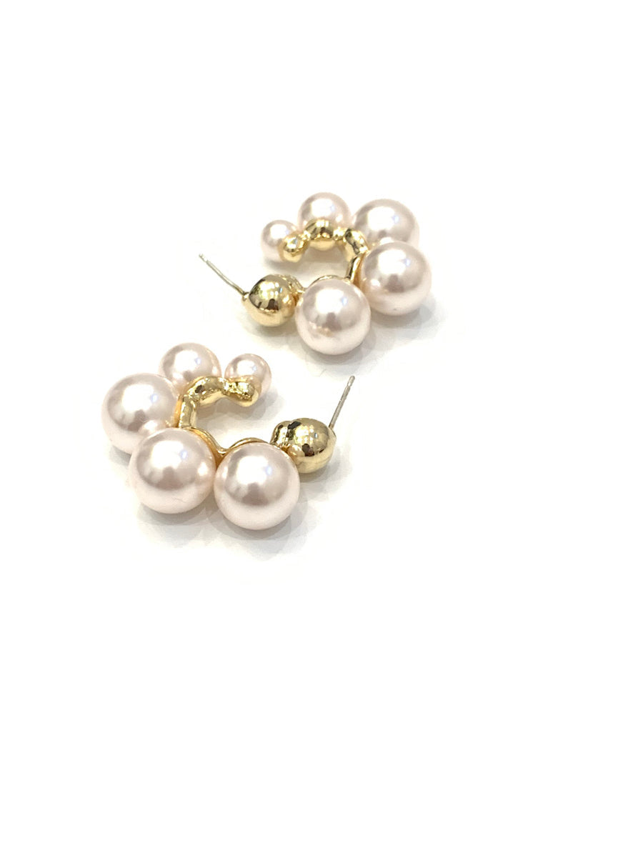 Luna graduated pearl hoop earring