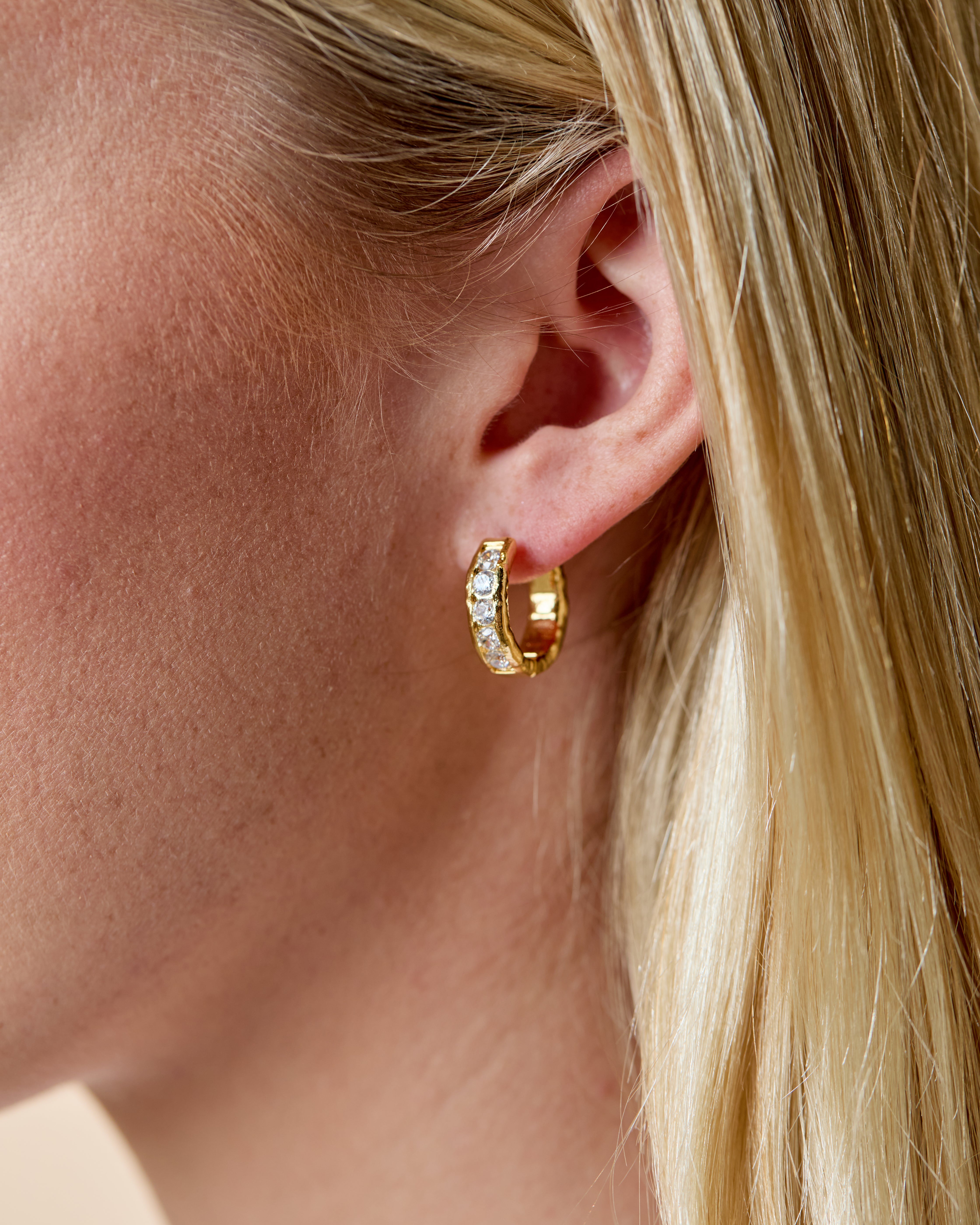 Ellie organic small huggie earring